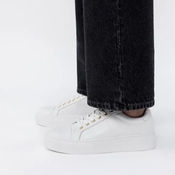 - VAGABONDZOE PLATFORM SNEAKERS size 40 US 10 NEW $140White leather