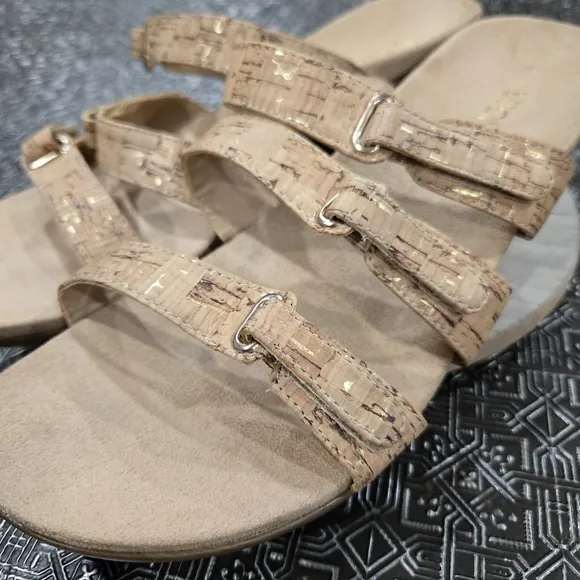🐢 Vionic Aubrey Size 9 Cork Strappy Sandals. Like new.
