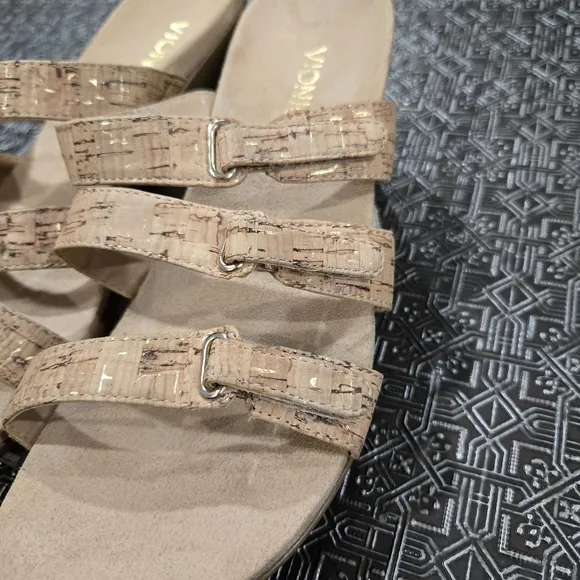 🐢 Vionic Aubrey Size 9 Cork Strappy Sandals. Like new.
