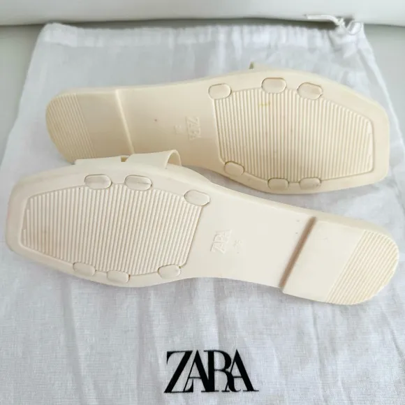 ❤️ Zara Rubberized Jelly Flat Sandals ❤️