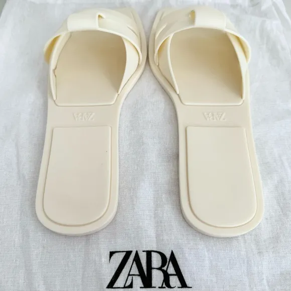 ❤️ Zara Rubberized Jelly Flat Sandals ❤️