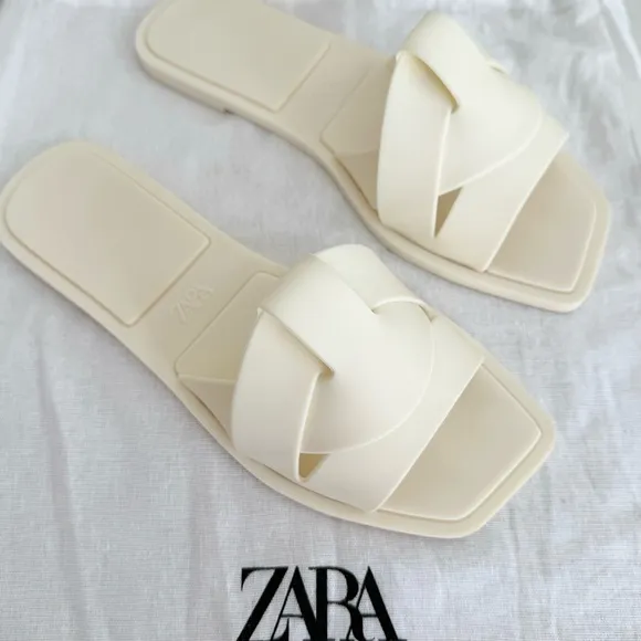 ❤️ Zara Rubberized Jelly Flat Sandals ❤️