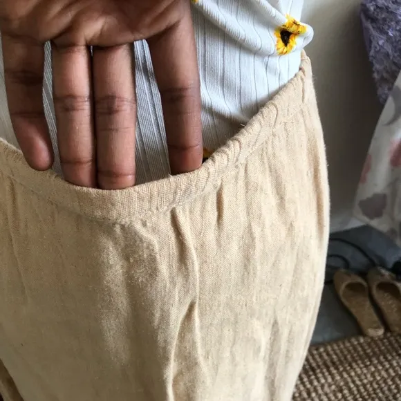 Adorable tan 💯% linen maxi skirt w/side splits