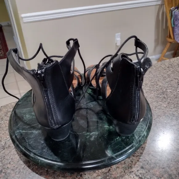 Américan Aegle Gladiator flat sandals size 10