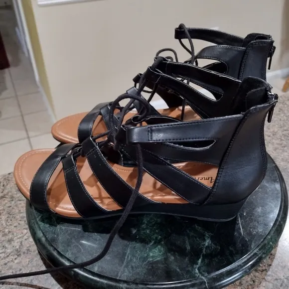 Américan Aegle Gladiator flat sandals size 10