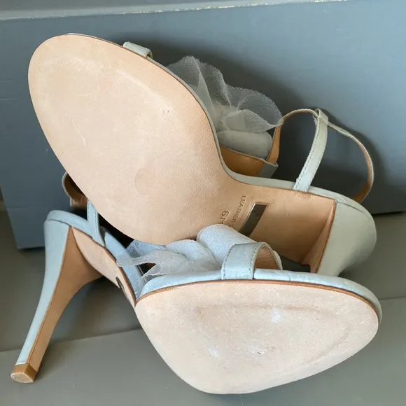 BADGLEY MISCHKA GRAY STRAPPY SANDALS SHOES WITH FLOWER DESIGN SIZE 6 M