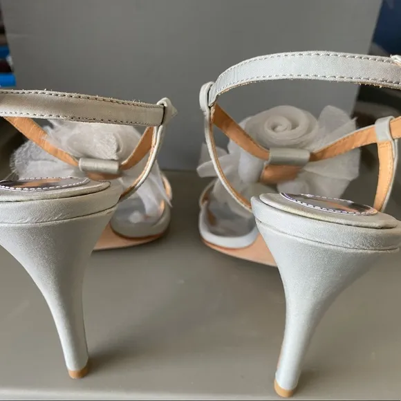 BADGLEY MISCHKA GRAY STRAPPY SANDALS SHOES WITH FLOWER DESIGN SIZE 6 M