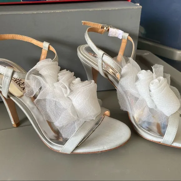 BADGLEY MISCHKA GRAY STRAPPY SANDALS SHOES WITH FLOWER DESIGN SIZE 6 M