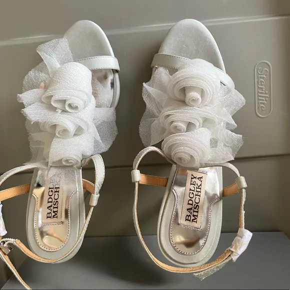 BADGLEY MISCHKA GRAY STRAPPY SANDALS SHOES WITH FLOWER DESIGN SIZE 6 M