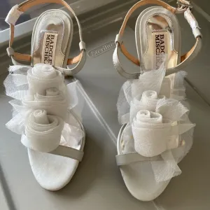 BADGLEY MISCHKA GRAY STRAPPY SANDALS SHOES WITH FLOWER DESIGN SIZE 6 M