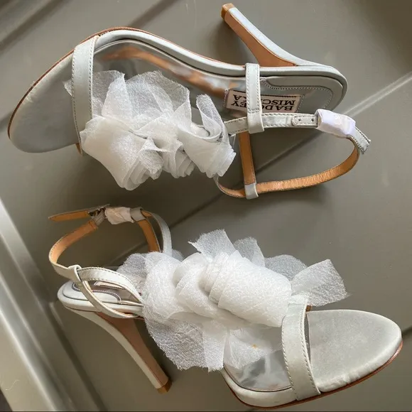 BADGLEY MISCHKA GRAY STRAPPY SANDALS SHOES WITH FLOWER DESIGN SIZE 6 M