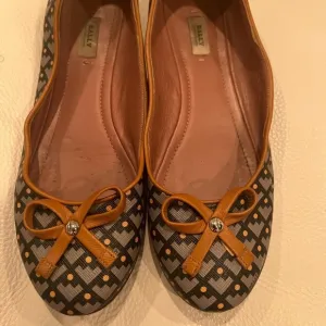 BALLY DULCINA FAWN COATED CANVAS LOGO LEATHER BOW BALLET FLATS