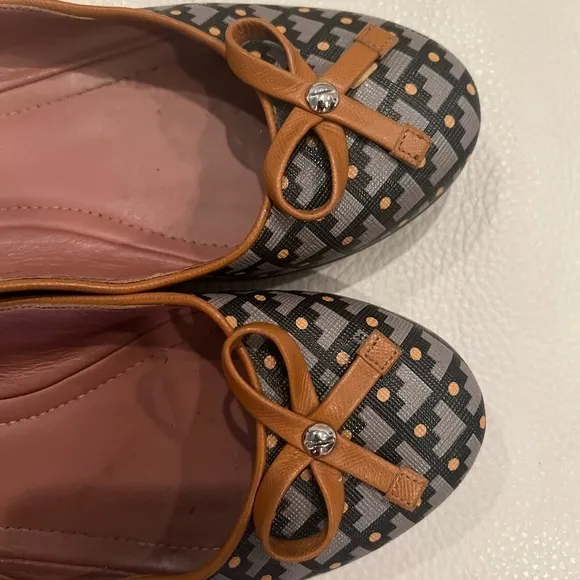BALLY DULCINA FAWN COATED CANVAS LOGO LEATHER BOW BALLET FLATS