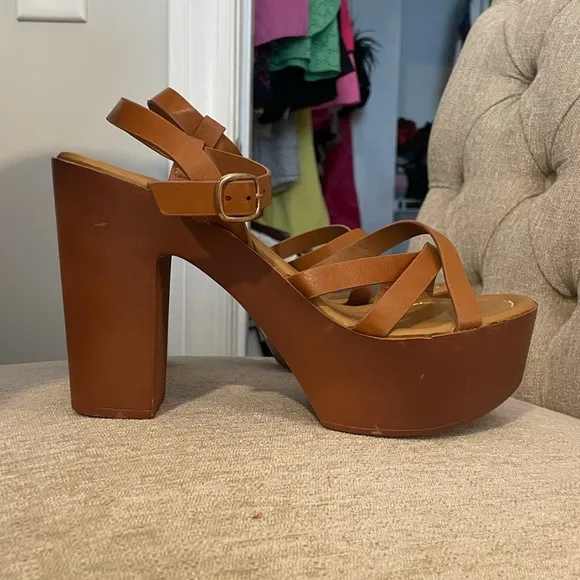 Bamboo Platform Strappy Tan Sandals