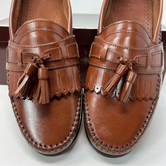 BASS glossy brown leather loafers fringed tassels size 9