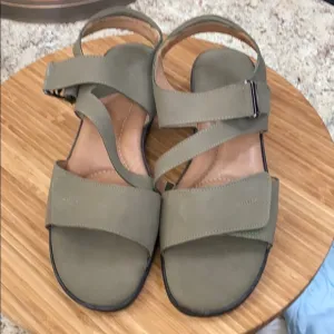 Beautifeel women’s size 10 olive green flat sandals
