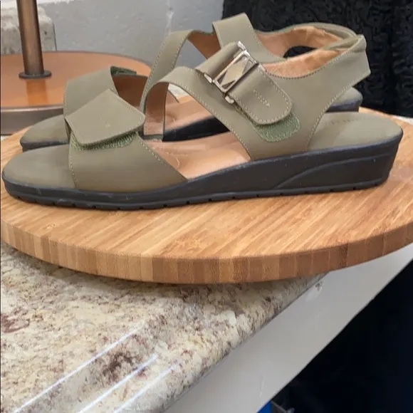 Beautifeel women’s size 10 olive green flat sandals