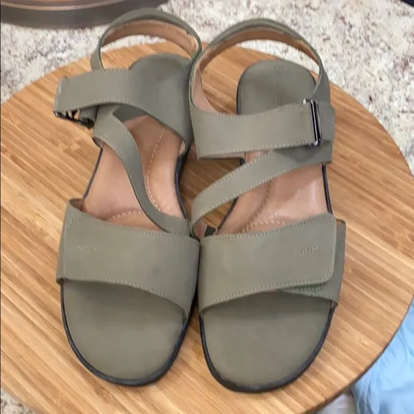 Beautifeel women’s size 10 olive green flat sandals