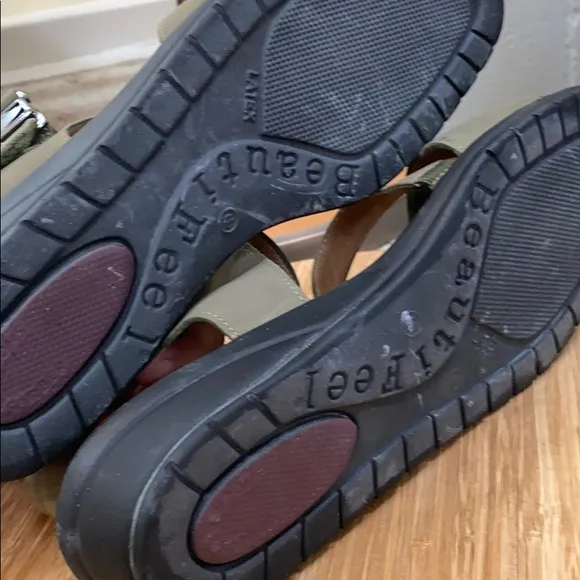 Beautifeel women’s size 10 olive green flat sandals