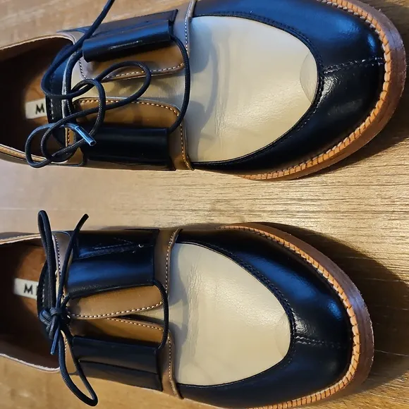 Blue and Tan Flats with Sleek Design