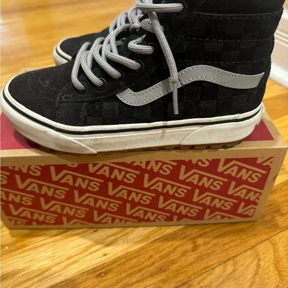Boys Vans high top insulated sneakers