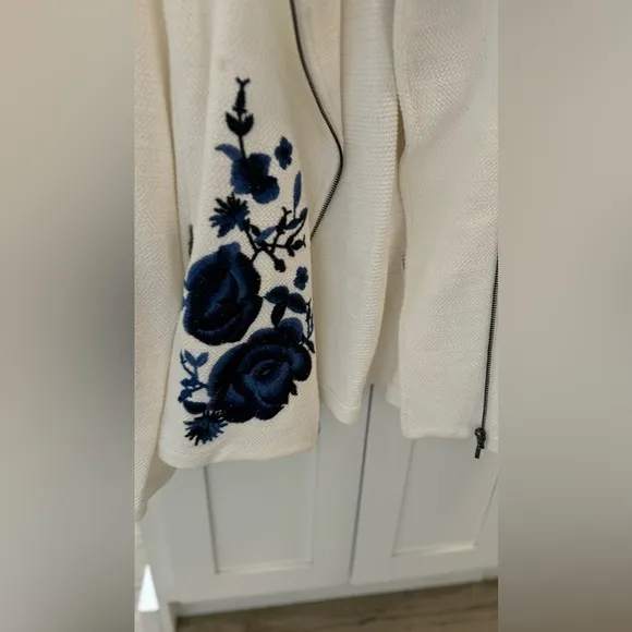 Chico’s Size 1 (M) Embroidered Floral Cardigan Jacket | Classic Zip-Up Style