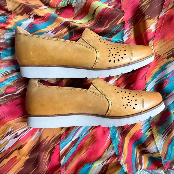 Cobb Hill Laci Gore Perforated Slip On Loafers NWOB 10M Sunbeam Leather