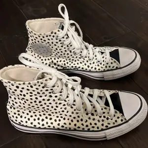 Converse black and cream High-Top Sneakers size 8,5
