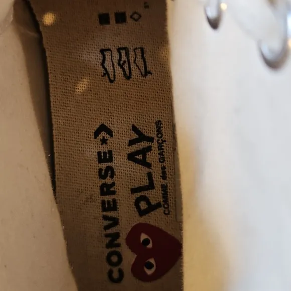 👞CONVERSE, CHUCK TAYLOR ALL STAR High-Top Sneakers with Red Heart Design