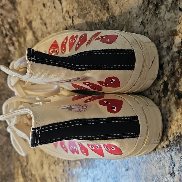 👞CONVERSE, CHUCK TAYLOR ALL STAR High-Top Sneakers with Red Heart Design