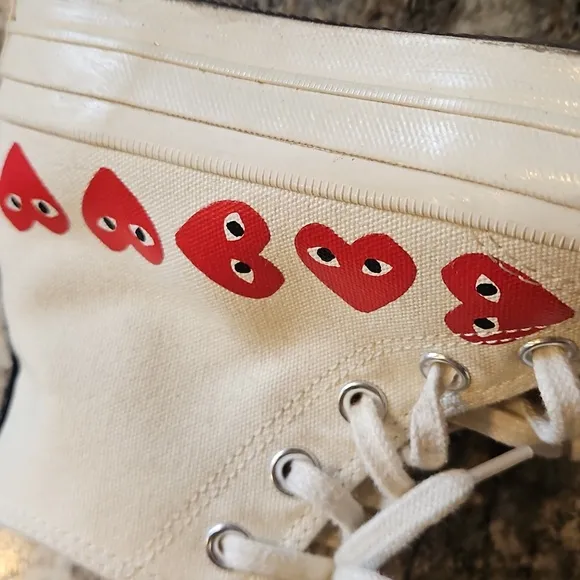 👞CONVERSE, CHUCK TAYLOR ALL STAR High-Top Sneakers with Red Heart Design
