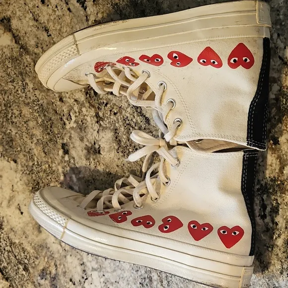 👞CONVERSE, CHUCK TAYLOR ALL STAR High-Top Sneakers with Red Heart Design