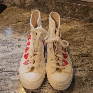 👞CONVERSE, CHUCK TAYLOR ALL STAR High-Top Sneakers with Red Heart Design