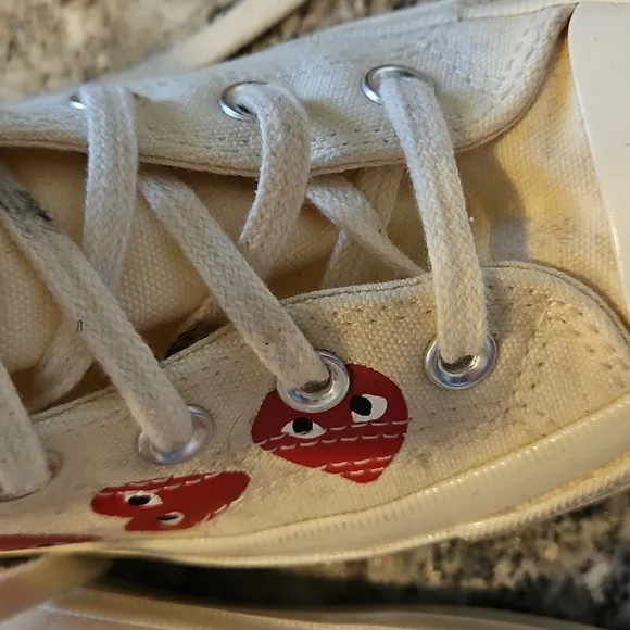 👞CONVERSE, CHUCK TAYLOR ALL STAR High-Top Sneakers with Red Heart Design