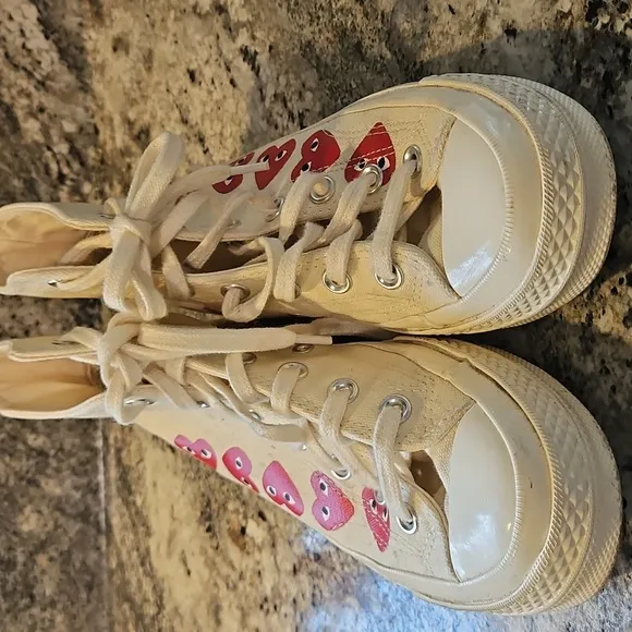 👞CONVERSE, CHUCK TAYLOR ALL STAR High-Top Sneakers with Red Heart Design
