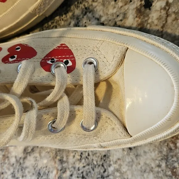 👞CONVERSE, CHUCK TAYLOR ALL STAR High-Top Sneakers with Red Heart Design