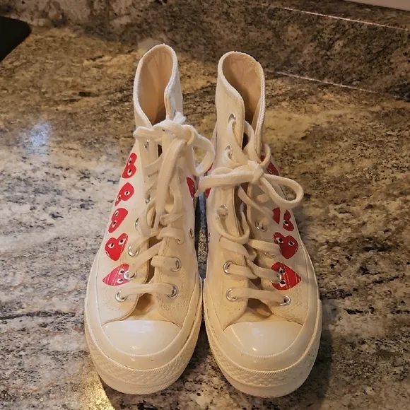 👞CONVERSE, CHUCK TAYLOR ALL STAR High-Top Sneakers with Red Heart Design
