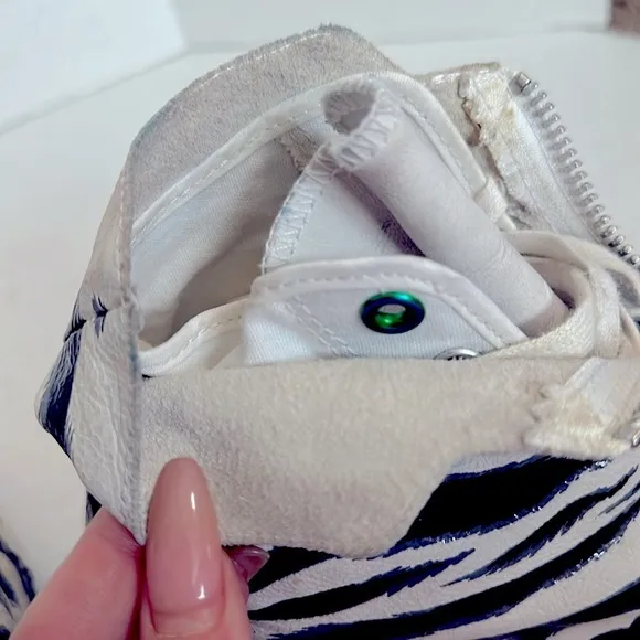 CONVERSE CTAS CHUCK TAYLOR ALL STAR SHROUD HI Zebra striped women's 8.5