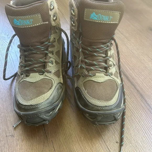 Denali Hiking Boots !! Size 8