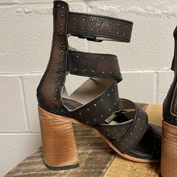 FREEBIRD strappy tanica sandals, size 8