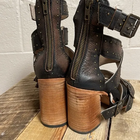 FREEBIRD strappy tanica sandals, size 8