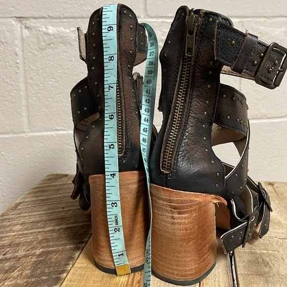 FREEBIRD strappy tanica sandals, size 8