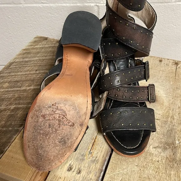 FREEBIRD strappy tanica sandals, size 8