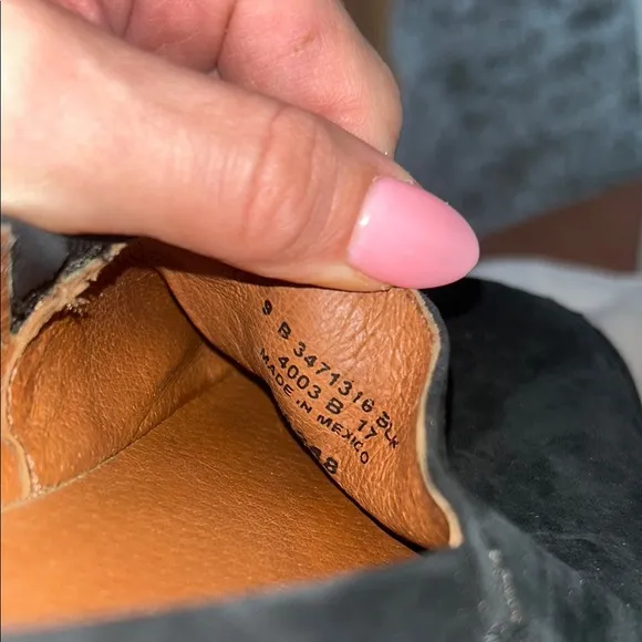 Frye women’s Black soft leather Slip-On loafers!