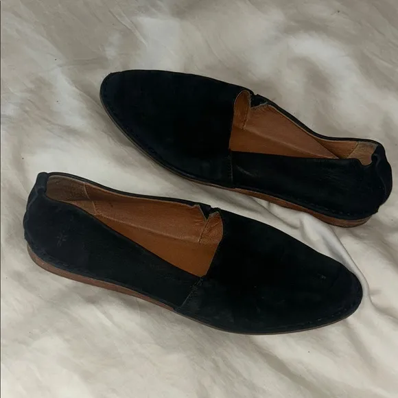 Frye women’s Black soft leather Slip-On loafers!