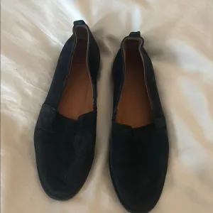 Frye women’s Black soft leather Slip-On loafers!