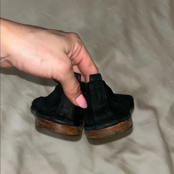 Frye women’s Black soft leather Slip-On loafers!
