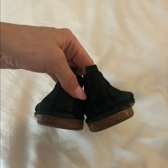 Frye women’s Black soft leather Slip-On loafers!