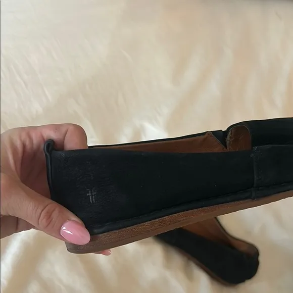 Frye women’s Black soft leather Slip-On loafers!