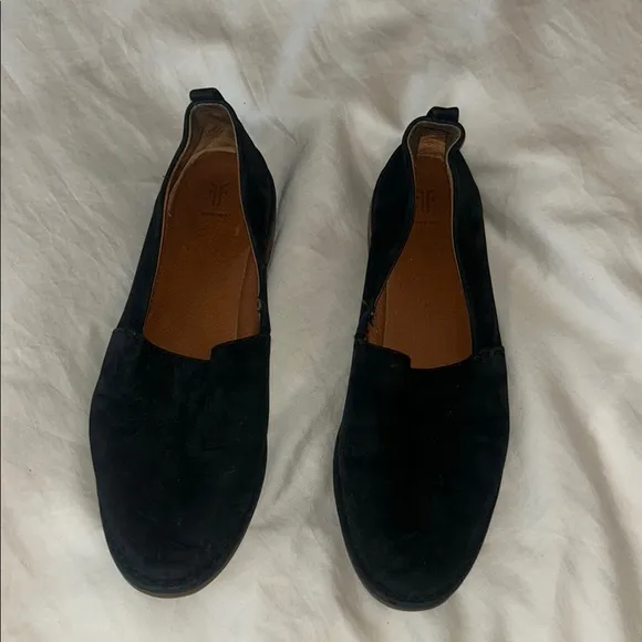 Frye women’s Black soft leather Slip-On loafers!